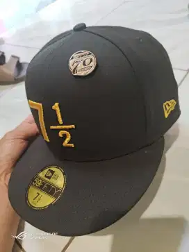 TOPI NEW ERA SIZING ORIGINAL VVGC 712 + PIN 70TH