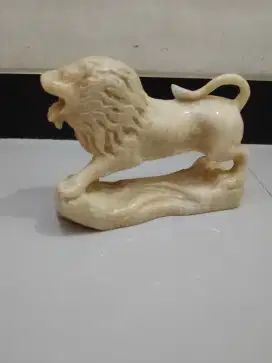 Patung singa batu onik