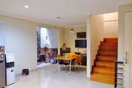 Rumah di Janur Elok, Kelapa Gading - 7+1 Kamar Tidur!