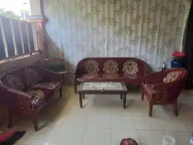 Meja dan kursi tamu