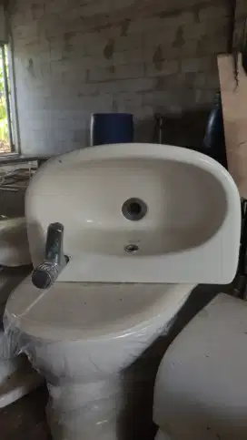 WESTAFEL/SINK CUCI TANGAN KERAMIK AMERICAN STANDARD