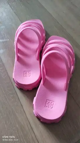 Sandal bekas baru dipek satu kali