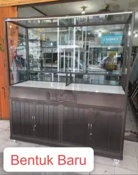 Dijual Etalase Ukuran Besar dan Meja Kursi Kayu (ex-Rumah Makan)