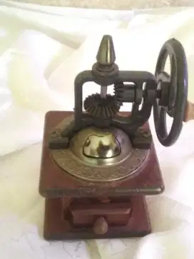 Miniatur alat penggiling kopi (coffee grinder)