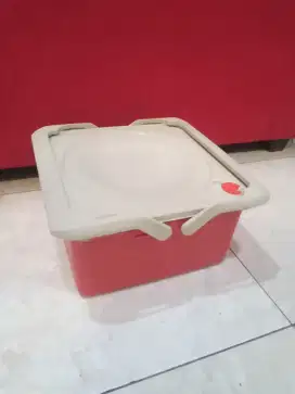Traveling Box Untuk Makanan merk Tupperware Warna Cream Merah Antik