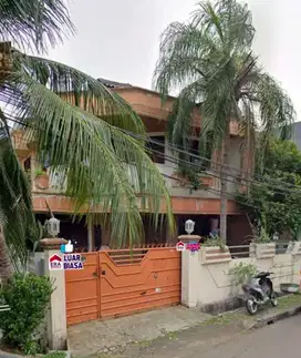 Rumah Besar Tingkat Dekat Monas