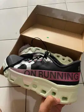 Sepatu on cloud running