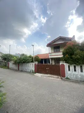Dijual Rumah 2 Lantai Luas dan Asri di Komplek BDN, Jatiwaringin – Beb