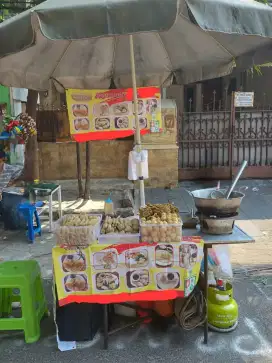 Berjualan pempek di pasar malam