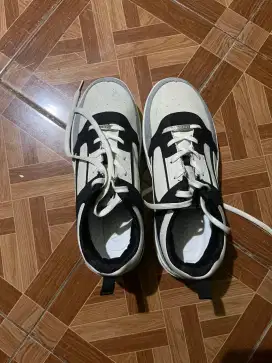 Sepatu sneakers Aerostreet