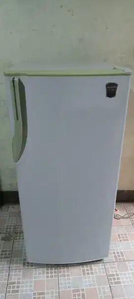 Jual kulkas SHARP satu pintu siap untuk d antar
