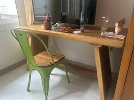 meja belajar dan lemari