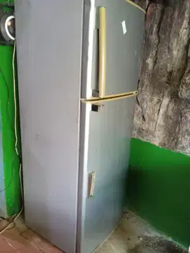 Kulkas dua pintu tinggi 1.5mtr normal murah