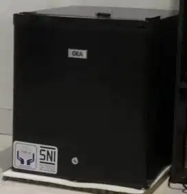 Lemari Es Mini Bar merk GEA