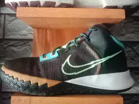 NIKE KYRIE
size 42 
370k