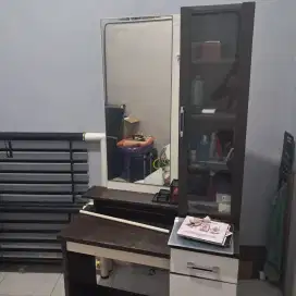 Meja rias minimalis