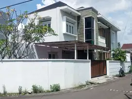 Rumah Mewah Furnished dan Swimming Pool Colomadi Karanganyar
