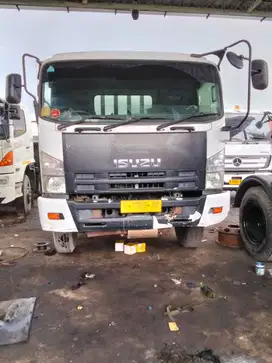 ISUZU FVR 34P TH TRACKTOR HEAD 4X2 KONDISI ISTIMEWA