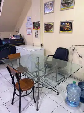 Meja Kaca untuk Ruang Makan