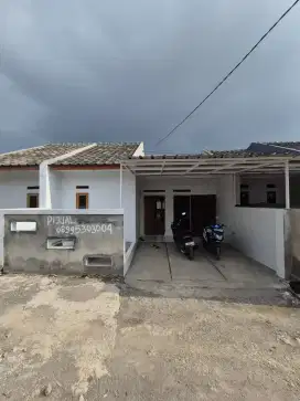 RUMAH SIAP HUNI DENGAN DESAIN MENARIK DI LOKASI YG MASIH ASRI