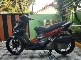 Skywave 125 merah hitam