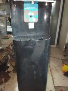 Dispenser merek klaz sudah digital normal panas dingin galon bawah