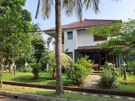 Rumah Mewah Dengan Taman Lingkungan Nyaman di River Park
