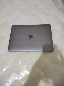 MacBook air Retina 13 inch 2020, LIKE NEW!