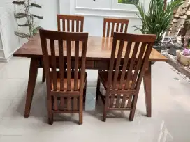 1 set meja makan (4 kursi)