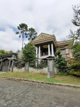 Dijual Cepat, Rumah Luas View Golf Lokasi Araya Golf, Araya Malang