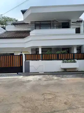 Rumah 4 Kamar Tidur Dekat Taman Kota di Cilandak Jakarta Dijual