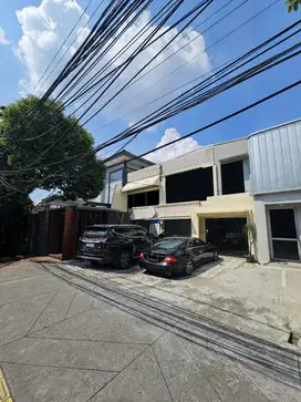 JUAL RUMAH SUPER STRATEGIS 2 LANTAI PINGGIR JALAN SENOPATI JAKSEL