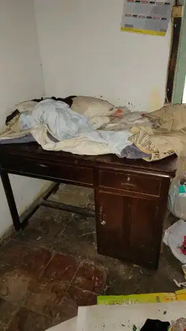 Meja jati tua, panjang sekitar 1 mtr