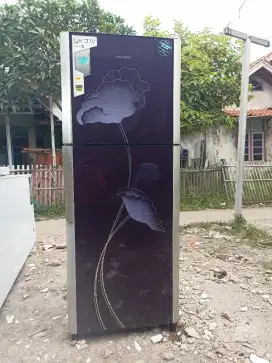 Kulkas 2 pintu merk Polytron