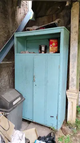 Lemari jati tua, panjang sekitar 1 mtr, tinggi sekitar 2 mtr