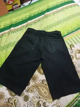 Celana levis pendek