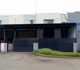 Sewa Gudang Siap Pakai di Taman Tekno BSD - 2 Kamar Mandi Office Depan
