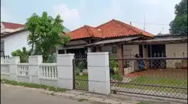 Rumah Halaman Luas Lt 261m2 dibelakang mall Pakuwon