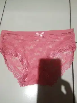 Celana dalam renda transparan