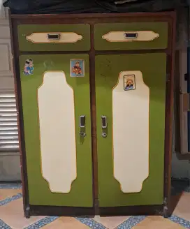 Lemari kayu bekas