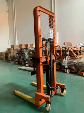 Hand Stacker cargo.