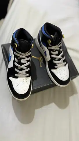 AIR JORDAN 1 MID