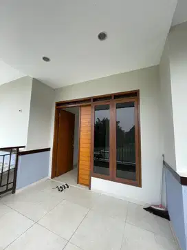 Sewa Rumah 2 Lantai Siap Huni di Cluster Setra Duta Bandung