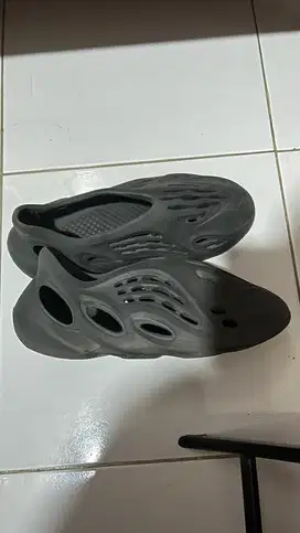yeezy foam runner carbon size 12