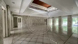 Dijual Rumah di Pondok Indah - Semi Furnished, 2 Lantai, 7 BR + 1
