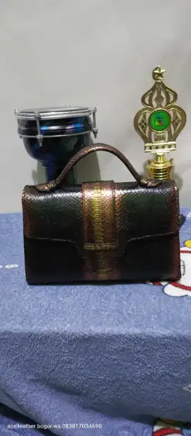 Tas kulit asli sangat mewah dilengkapi tali panjang