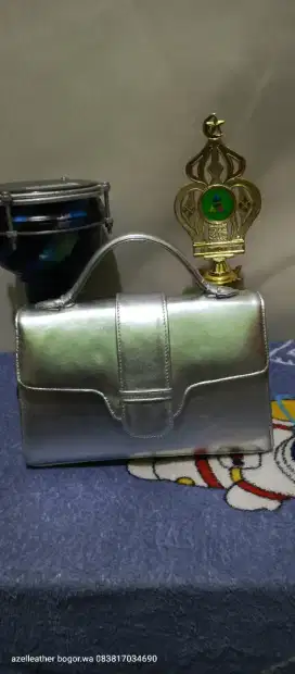 Tas kulit asli silver cantik mewah dilengkapi tali panjang