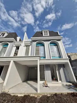 Rumah Siap Huni 3 Lantai di Jakarta Timur, Akses Super Strategis!