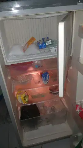 Kulkas 1 pntu 50 w sgt dngin beku lengkap