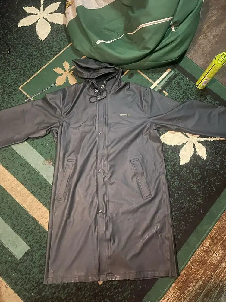 VETEMENTS RAINCOAT